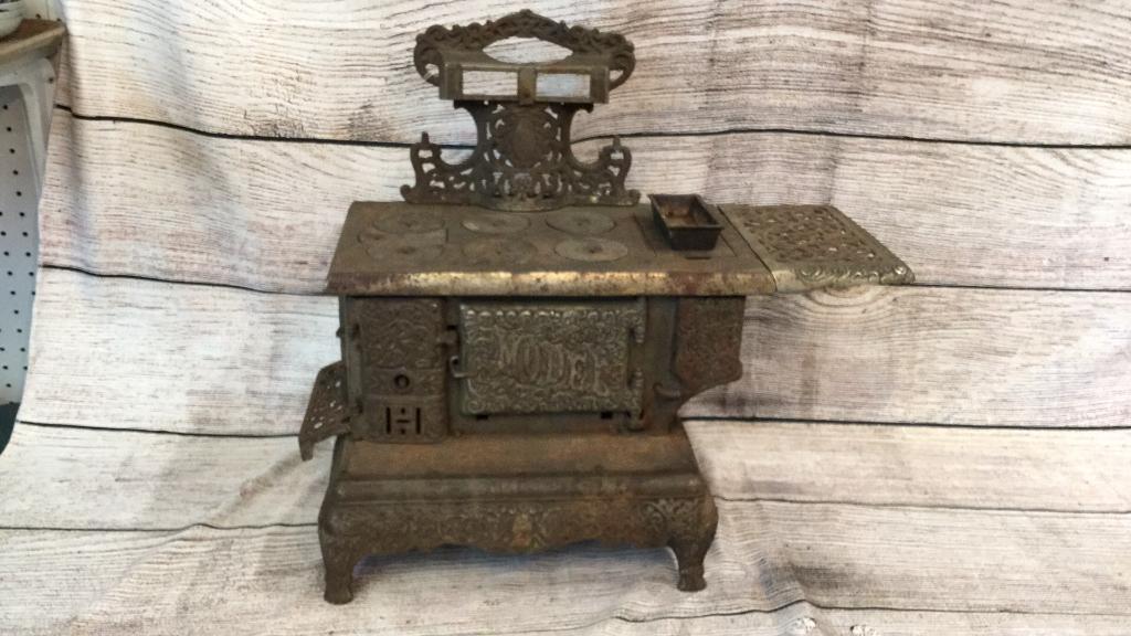 Child’s Cast Iron Stove (1 of 4)