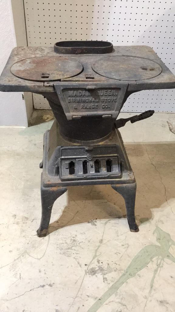 Madam Queen Parlor Stove (1 of 2)