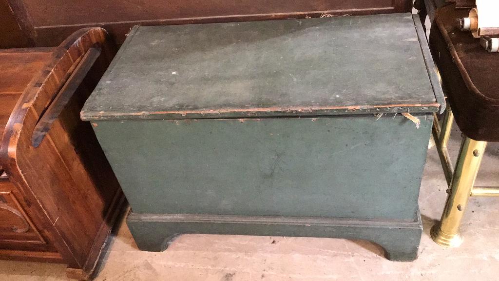 Diminutive Blanket Box in Green Paint (1 of 4)