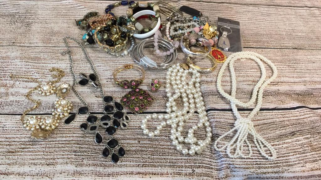 Group Assorted Costume Jewelry (1 of 4)