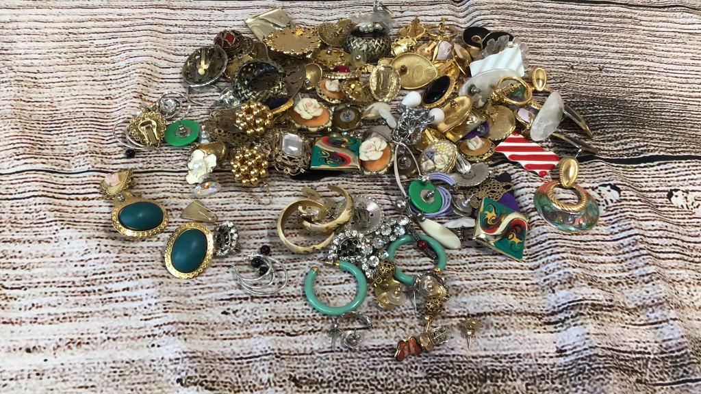 Group Assorted Costume Earrings (1 of 3)