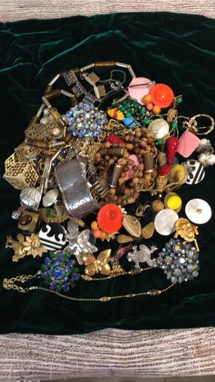 Group Assorted Costume Jewelry (1 of 3)