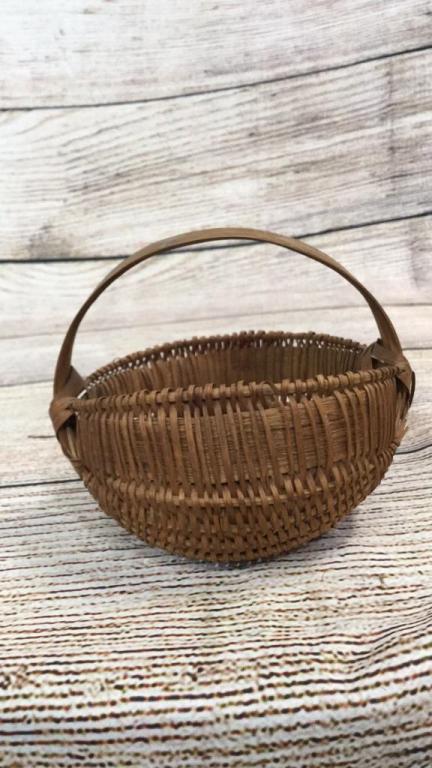 Miniature Egg Basket: 4 x 5 inches, bent wood handle, notched ...cross hatch handles, thin splints* broken weaver at rim...