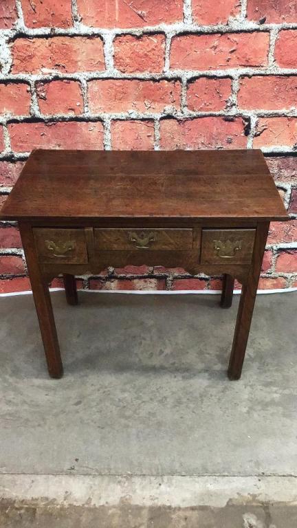 English Oak Chippendale Dressing Table: 28 tall x 32 wide x 13 deep, batwing pulls, dovetailed drawers, some finish scratches on top