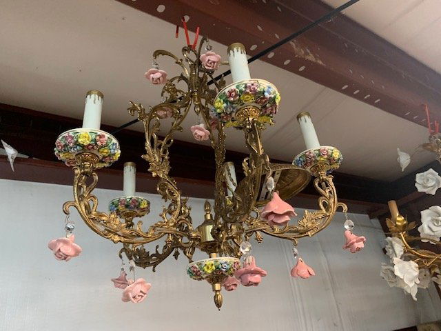 2 Chandliers W Porcelin Flowers: 5 light chandelier Pot metal and porcelain capodimonte style flowers, one chipped flower, see photo6 light chandelier brass and porcelain capodimonte style flowers and cups