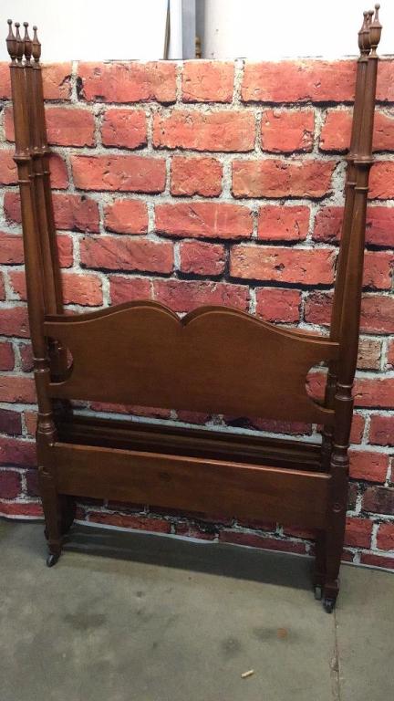 Pair Mahogany Pencil post twin beds (1 of 1)