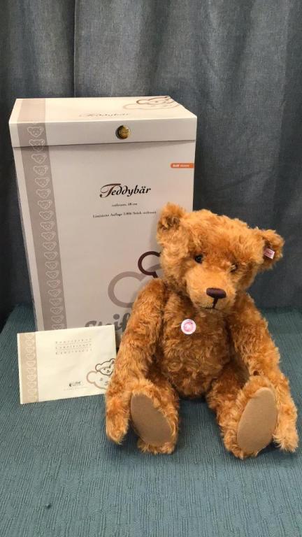 Steiff Classic Teddybär 2006: Handsome 23 inch fully jointed bear in reddish brown mohair..shiny wooden eyes and large felted wool pads..growler intact..gold button and white tag in ear..limited edition #0198/2006..includes box, c