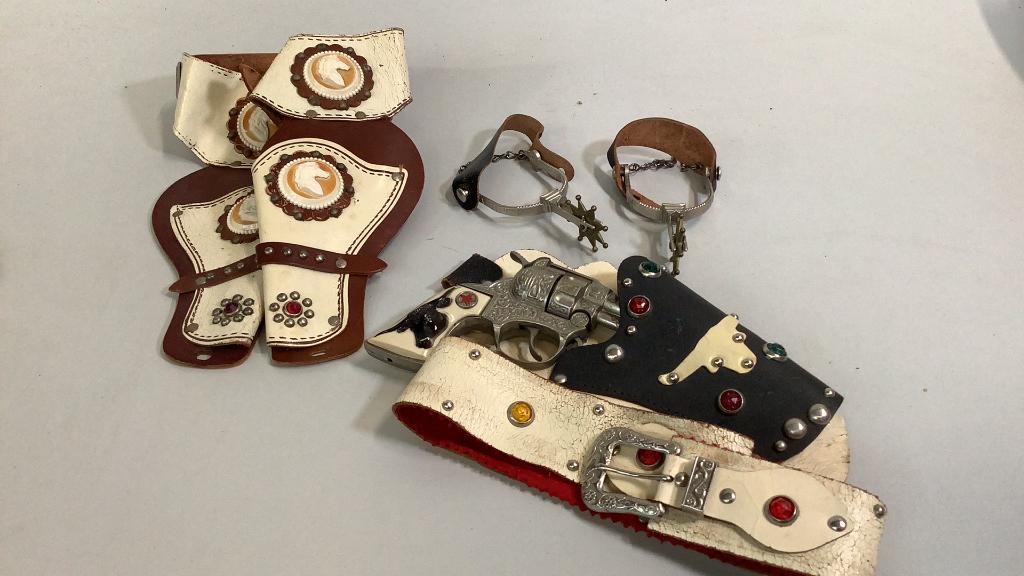 Texan Jr. Cap Gun, Belt, Spurs..Holster: Combined Play Set..no guns for the white and brown holster