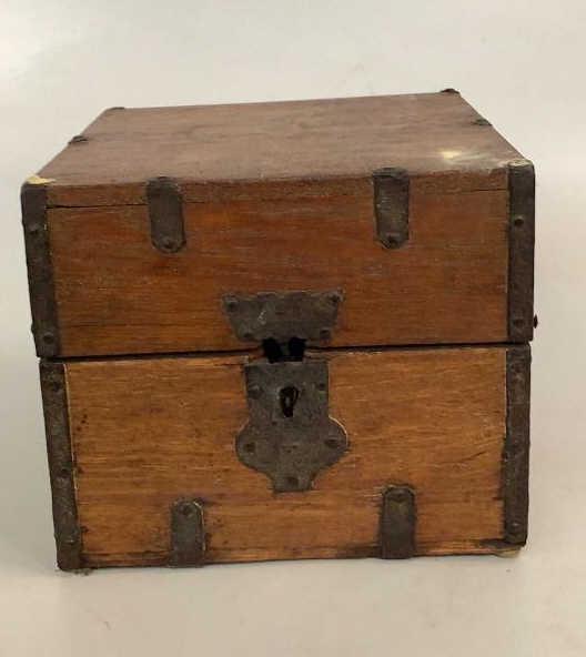 Early Pine Bottle Box (1 of 6)