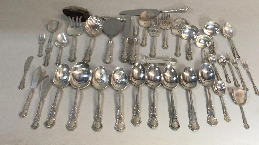 39 Pieces Reed and Barton Georgian Rose: Serving Pieces carving set, butter knives, serving spoons, cake slice, cold meat, slotted spoons, tongs, all marked