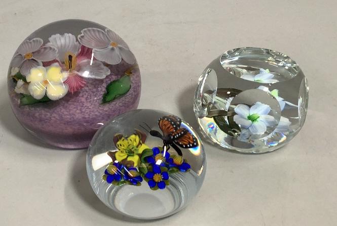 3 Art Glass Paperweight (1 of 7)