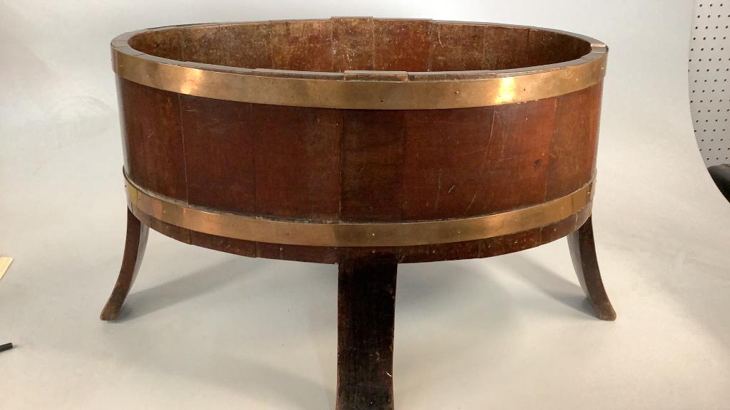 George III Style English Planter: Brass Banded ..26 x 17 inch oval planter stands onn4 slanted legs, ..double brass banding