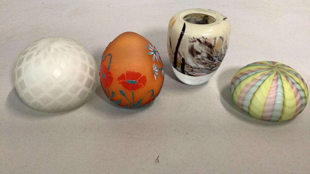 3 Paperweights, Vase (1 of 7)