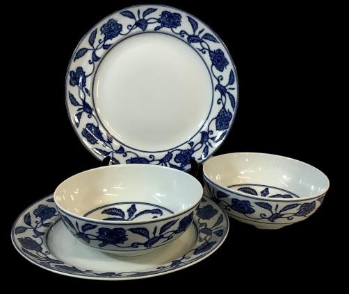 4 Pieces Mottahedeh Imperial: 13 inch chargers, 9 inch open bowls, design adapted from Imperial plate of Ming Dynasty, Hung chih period, blue