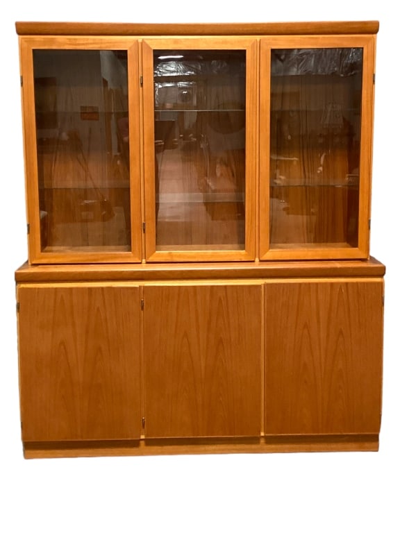 Skovby Teak Danish Modern Wall Hutch: 2 piece Danish modern wall hutch by Skovby. Glass shelved interior behind 3 single glass pane doors. 5 drawers lined in green felt and 2 shelves behind a 3 door base. Hutch is in excellent condition w