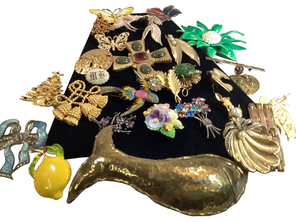 Collection of Vintage Brooches (1 of 5)