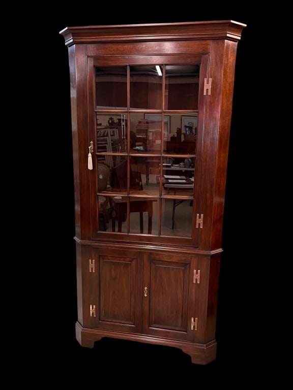 Henkel Harris Virginia Galleries Corner Cabinet (1 of 4)