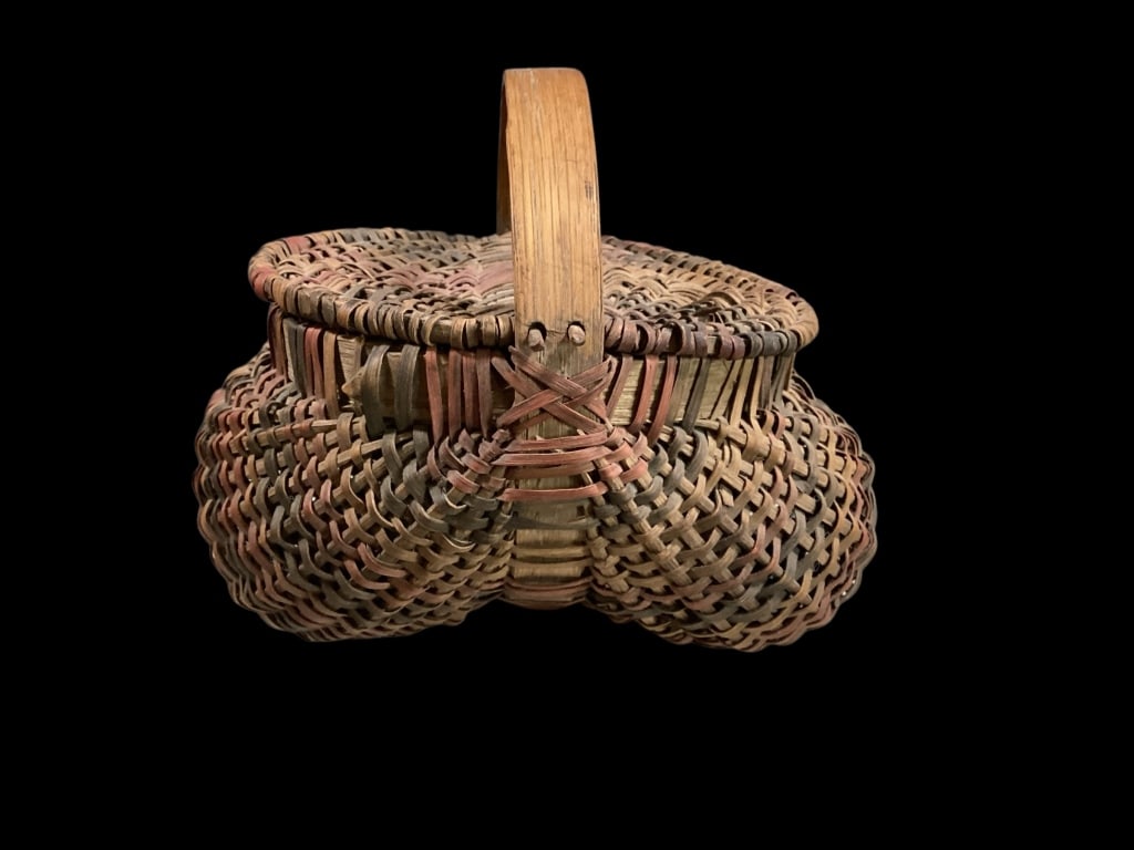 Impressive Lidded Butt Basket (1 of 6)