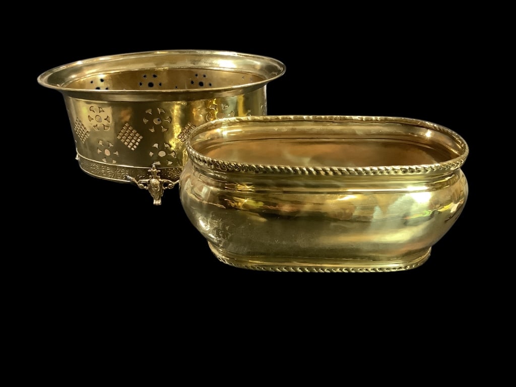 Two Mottahedeh Brass Planters (1 of 5)