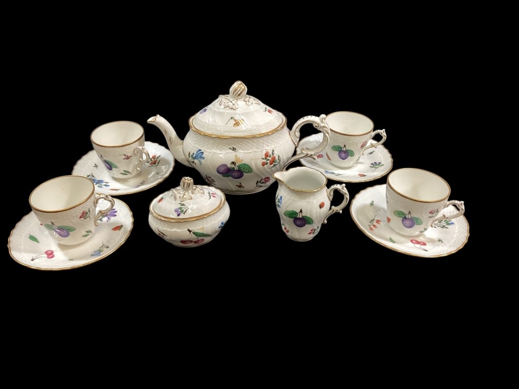 Richard Ginori Porcelain Tea Service: Pattern is Peruvian, includes tea pot, creamer, sugar and 4 cup and saucer sets