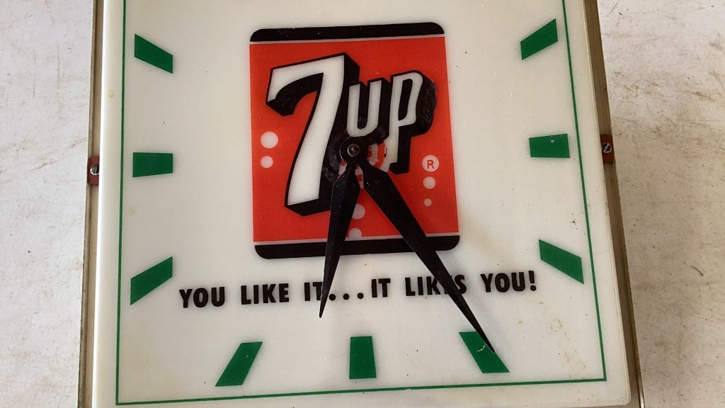 7 Up Advertising Clock - 3