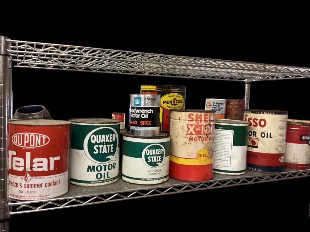 Oil Cans, Accessories: Good group vintage motor oil cans, most empty, including Shell, Penzoil, Valvoline, Quaker State, Thrift, Gulf, Texaco, Refinoil, Standard, Esso, plus service station fill containers.