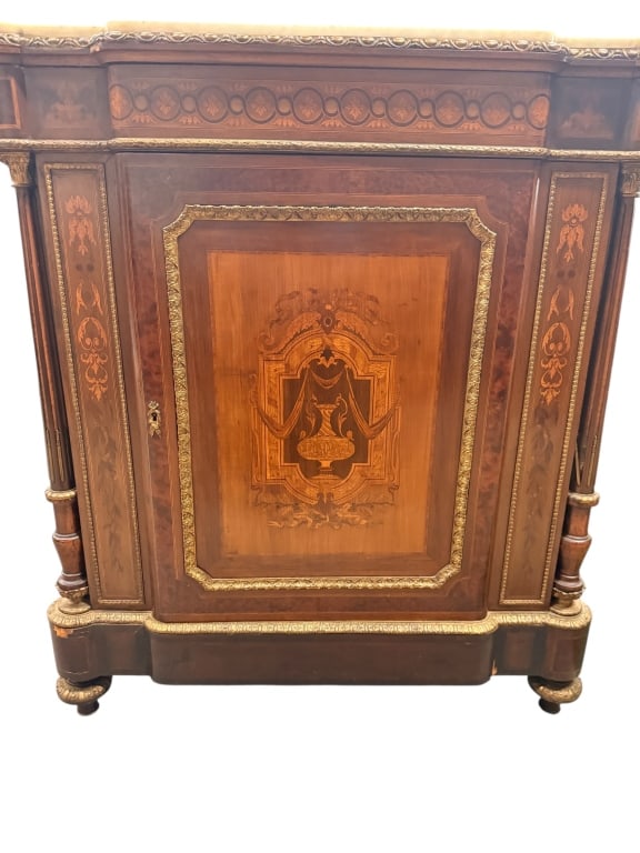 French Napoleon III Style Inlaid Commode: An impressive French Napoleon III style marble-top commode cabinet featuring highly detailed marquetry and parquetry work. The single front door is centered with an intricate inlaid urn and