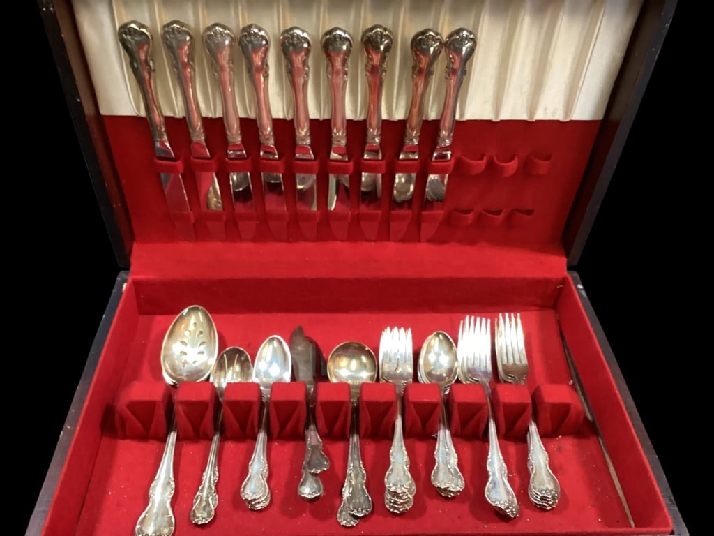 Towle Sterling Silver Flatware: 43 pieces, French Provential Pattern. Including 9 place knives. ( 41.75 ozt approximately) - ()