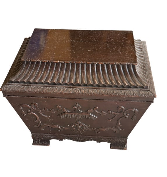 French Carved Mahogany Coal Purdonium Box: French Carved Mahogany Coal Purdonium Box Vintage French or English Victorian style carved mahogany wood coal scuttle or purdonium box. Designed with a tiered, gadrooned fluted lift-top lid opening to