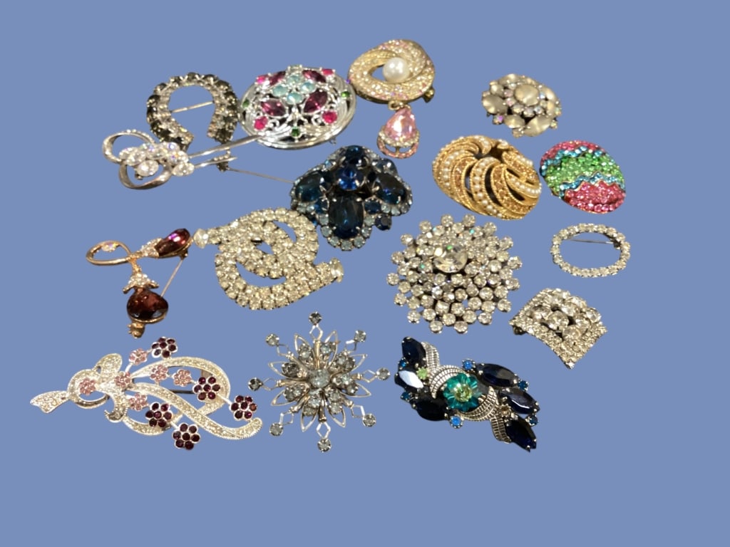 Nice Collection of Rhinestone Jewelry: Nice Collection of Rhinestone Jewelry Vintage Rhinestone and sparkly brooches. 16 pieces in various designs .