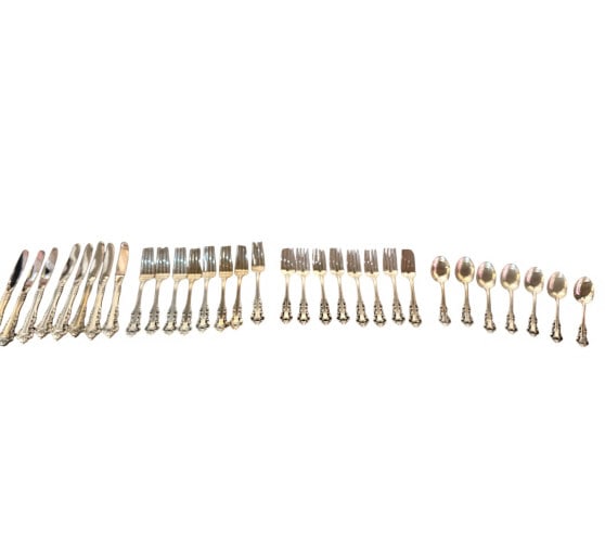 32 Pcs Gotham Medici Flatware: 32 Pcs Gotham Medici Flatware 8 spoons, 8 salad forks, 8 dinner forks, 8 butte knives, knives not included in the weight, 39.16 OZT