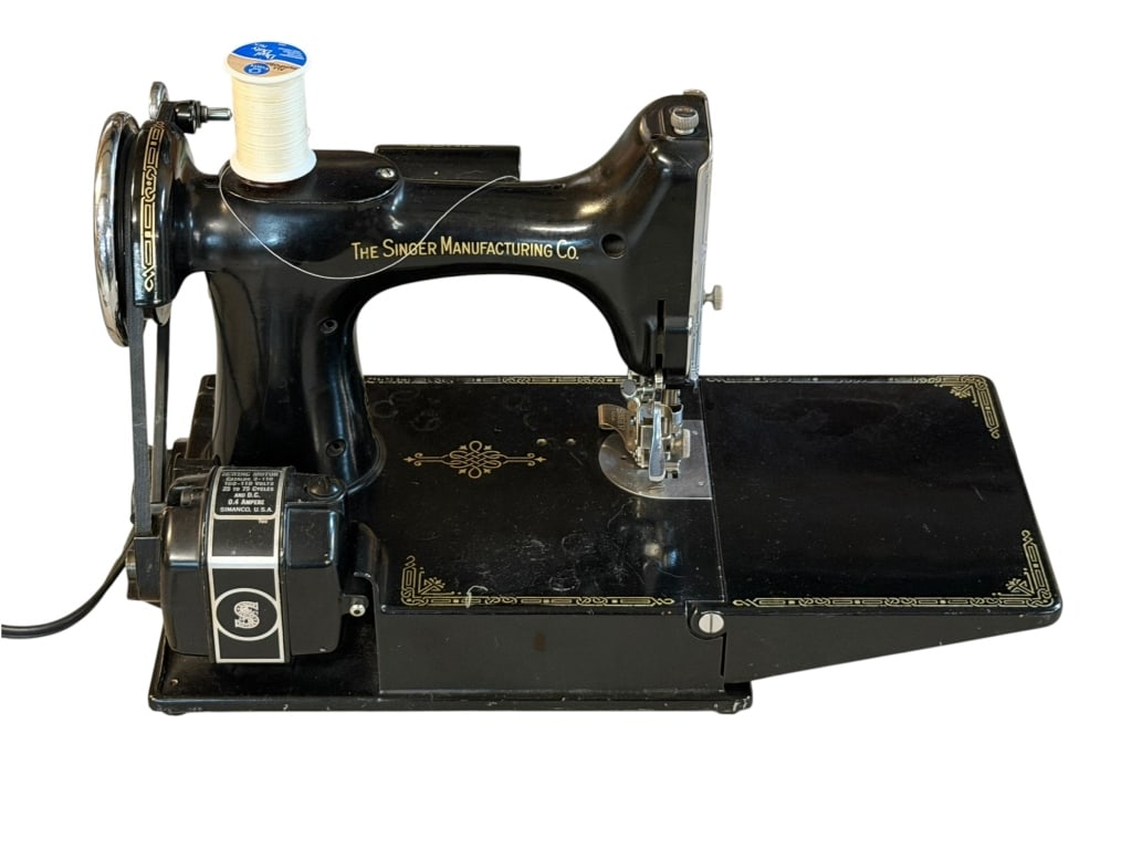 Singer Model 221 Featherweight Sewing Machine (1 of 1)