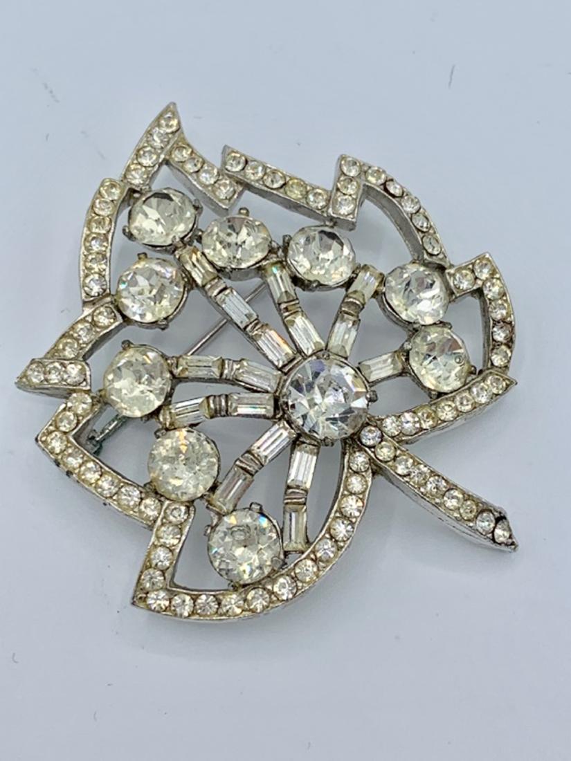 KRAMER OF NEW YORK SIGNED RHINESTONE LEAF PIN (1 of 2)