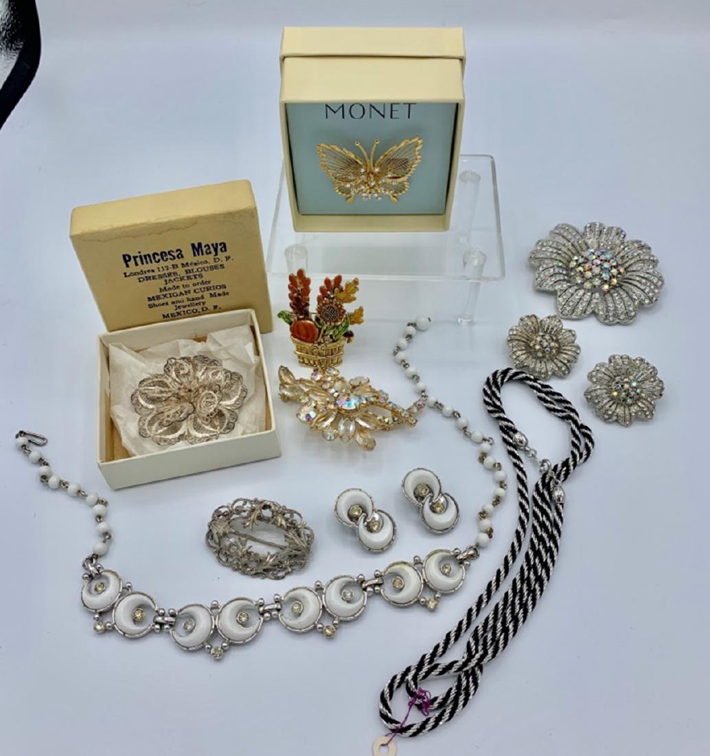MISC LOT OF COSTUME JEWELRY (1 of 8)