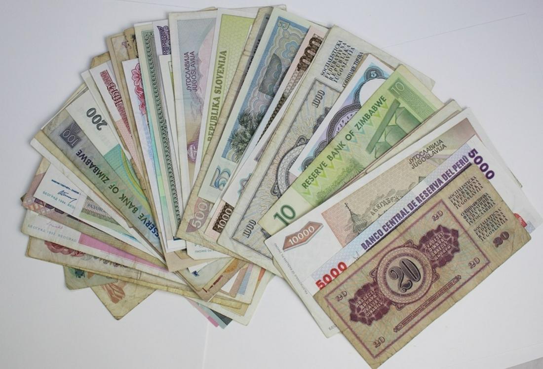 100 DIFFERENT PIECES OF FOREIGN CURRENCY (1 of 1)