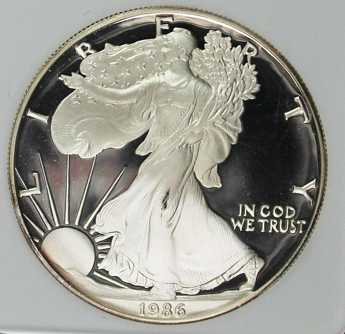 1986 AMERICAN SILVER EAGLE: PERFECT PROOF DEEP CAMEO BGC GRADED. COMES WITH BOX AND CERT. ESTIMATE: $330-$400
