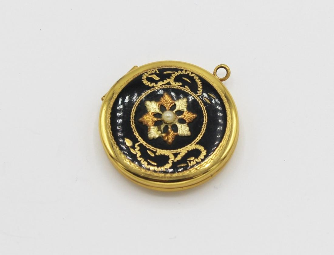 VINTAGE LOCKET: CIRCA 1980'S. ESTIMATE: $30-$50