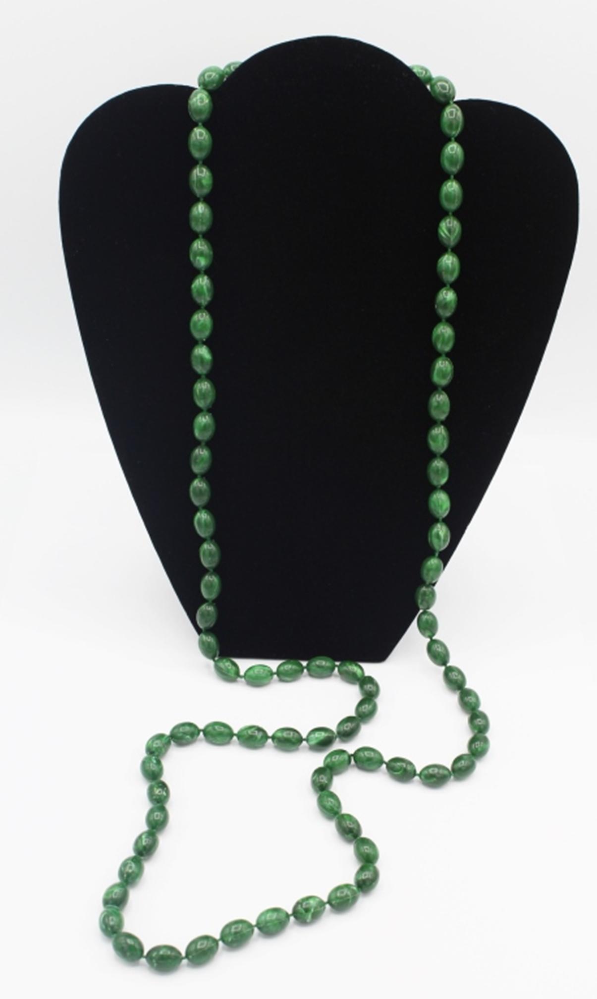 24" LONG GREEN BEADED NECKLACE: PLASTIC BEADS. CIRC 1950'S. ESTIMATE: $30-$50
