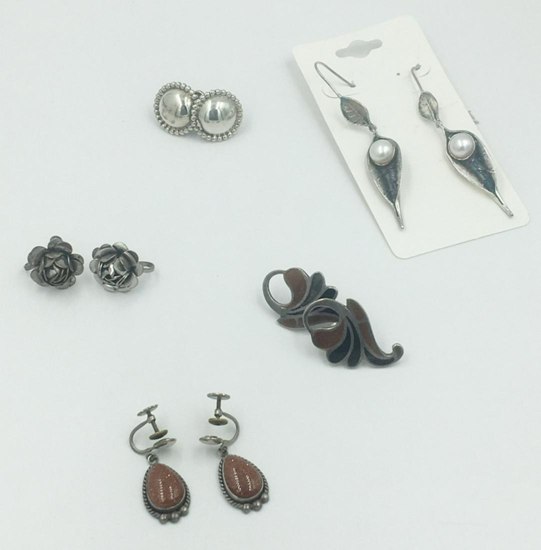 (5) PAIRS OF STERLING SILVER EARRINGS: 4 PAIRS ARE TWIST BACK, 1 PAIR FOR PIERCED EARS. DANECRAFT THWIST BACK PAIR. ALL PRE-OWNED.TOTAL WEIGHT 44 GRAMS. ESTIMATE: $75-$100