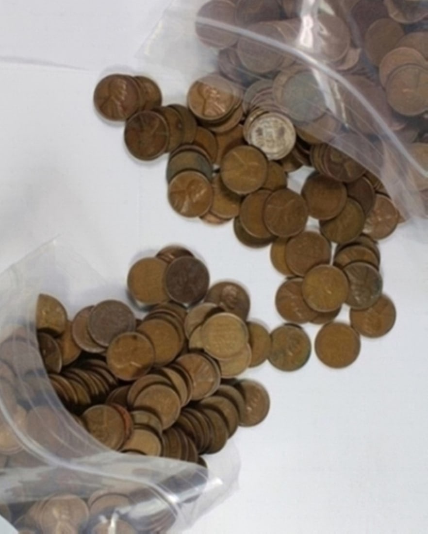 (1500) LINCOLN WHEAT CENTS: GUARANTEED TO CONTAIN ONE OF THESE RANDOMLY THROWN IN KEY & SEMI-KEY CENTS: 1909-S, 1909-S VDB, 1910-S, 1911-S, 1912-S, 1913-S, 1914-D, 1914-S, 1915-S, 1922-D, 1924-D, 1926-S, OR 1931-S. ESTIMATE: $20