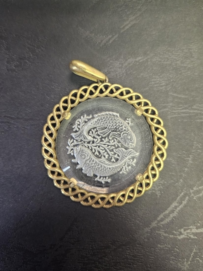 VINTAGE CROWN TRIFARI ASTROLOGY PENDANT: PISCES. 1 1/2" DIAMETER. GOLD TONED. ESTIMATE: $30-$50