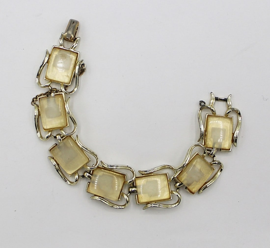 VINTAGE "CORO" BRACELET: GOLD TONED. 7 1/2". ESTIMATE: $1-$50