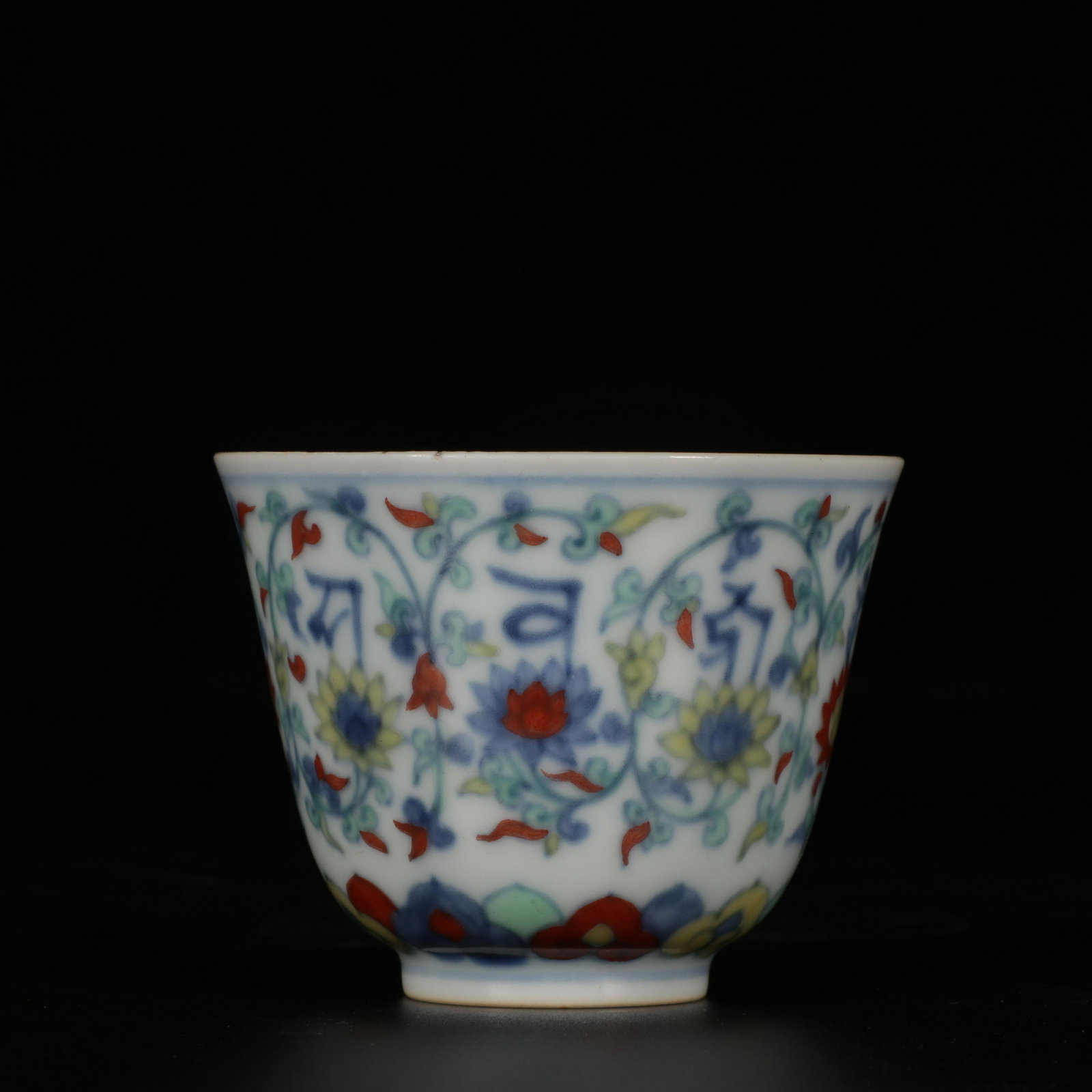 CHENGHUANIAN MARK DOUCAI FLOWER PATTERN CUP: MING DYNASTY CHENGHUANIAN DOUCAI FLOWER PATTERN CUP Dimension: H: 5.8cm, Diameter: 7cm, Base: 3cm