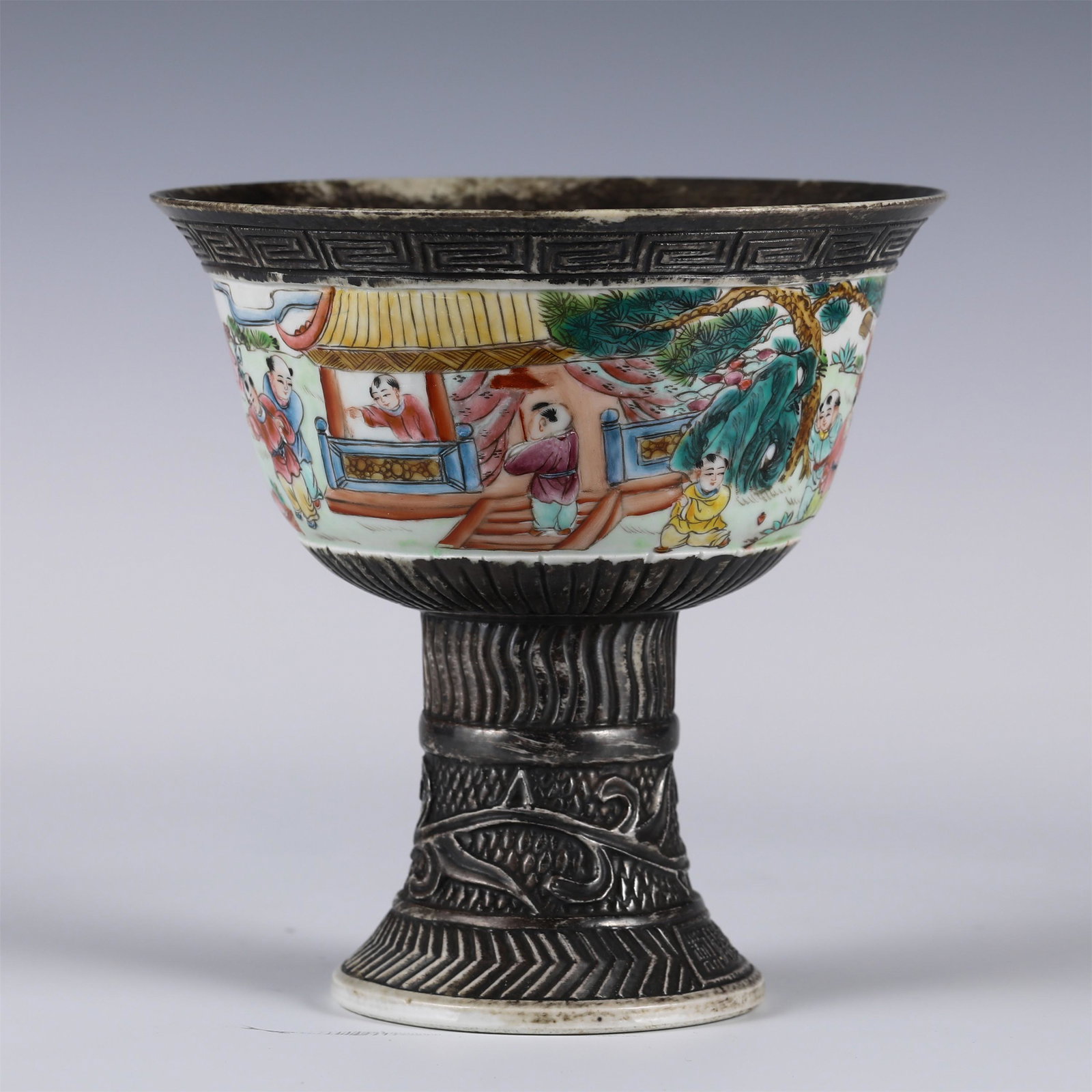 A FAMILLE ROSE PORCELAIN STEM CUP: A FAMILLE ROSE PORCELAIN STEM CUP Dimension: H. 18 cm. Diam. 17 cm. Weight 890 gram.