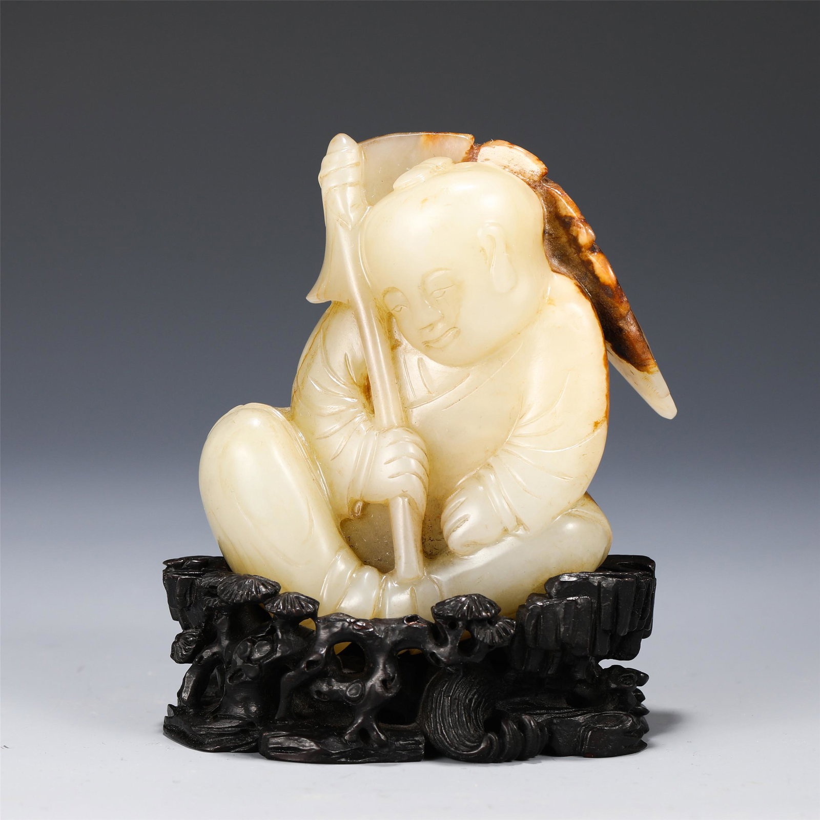 A CARVED WHITE JADE SEATED FIGURE (1 of 7)