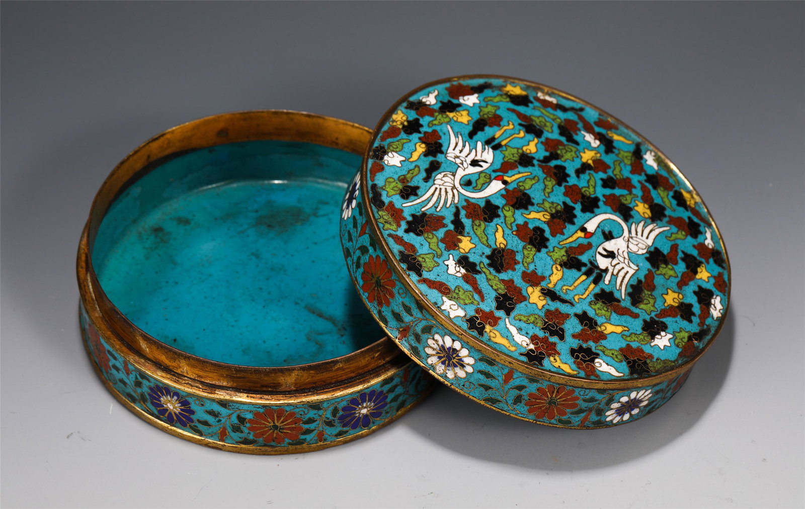 A CLOISONNE ENAMEL CIRCULAR BOX AND COVER (1 of 7)