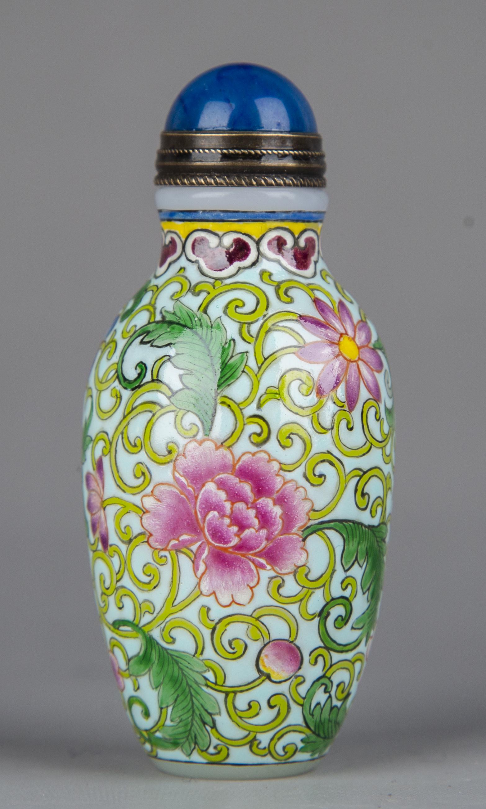 A Chinese Glass Snuff Bottle with Flower Pattern & Mark (1 of 6)