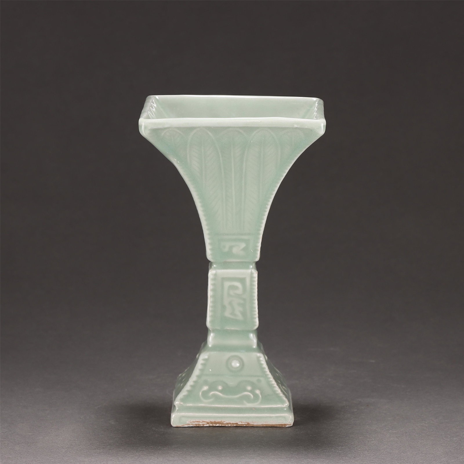 A LONGQUAN CELADON GLAZED BEAKER VASE (1 of 8)