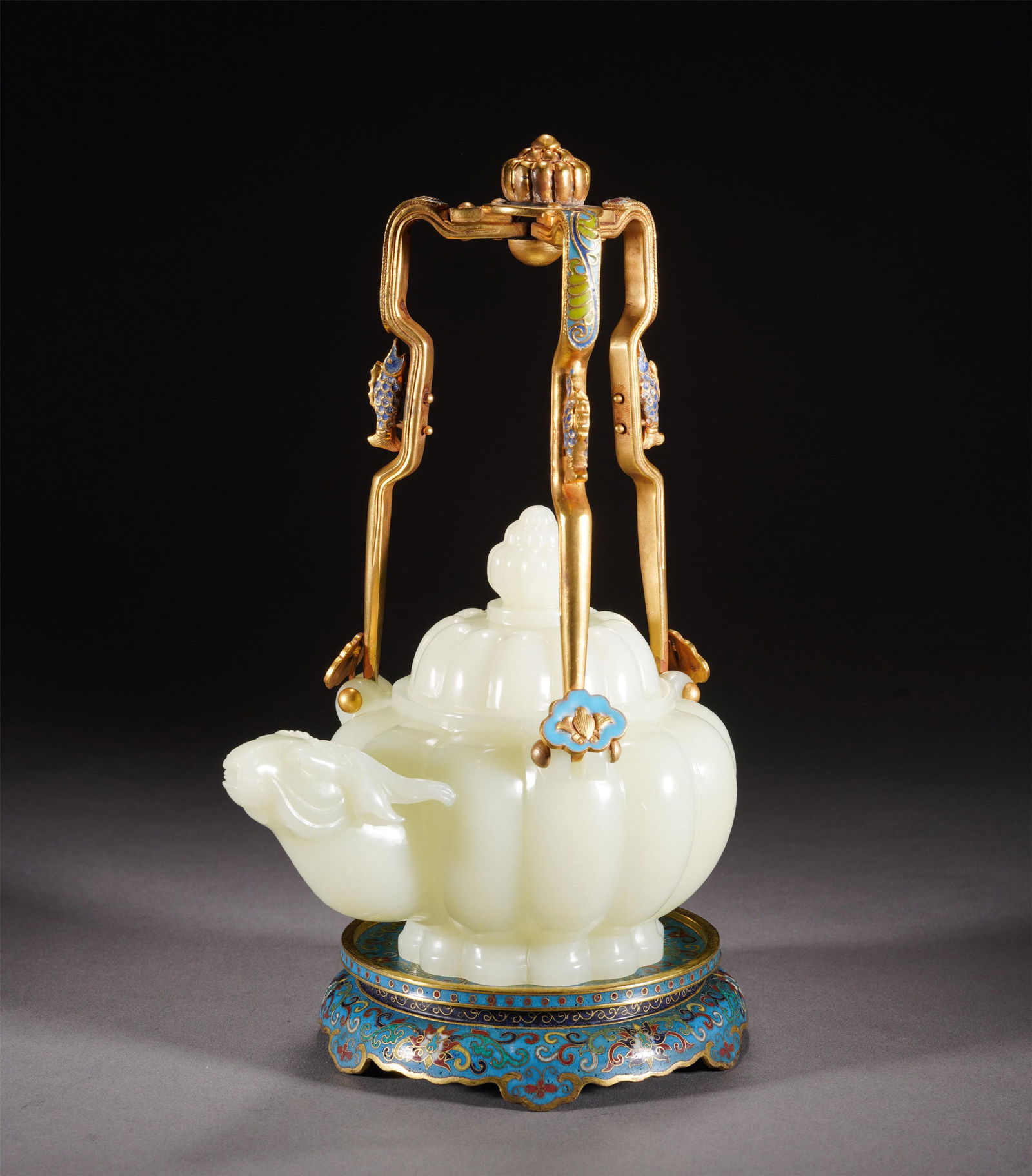 A CARVED WHITE JADE RAM HEAD TEAPOT (1 of 10)