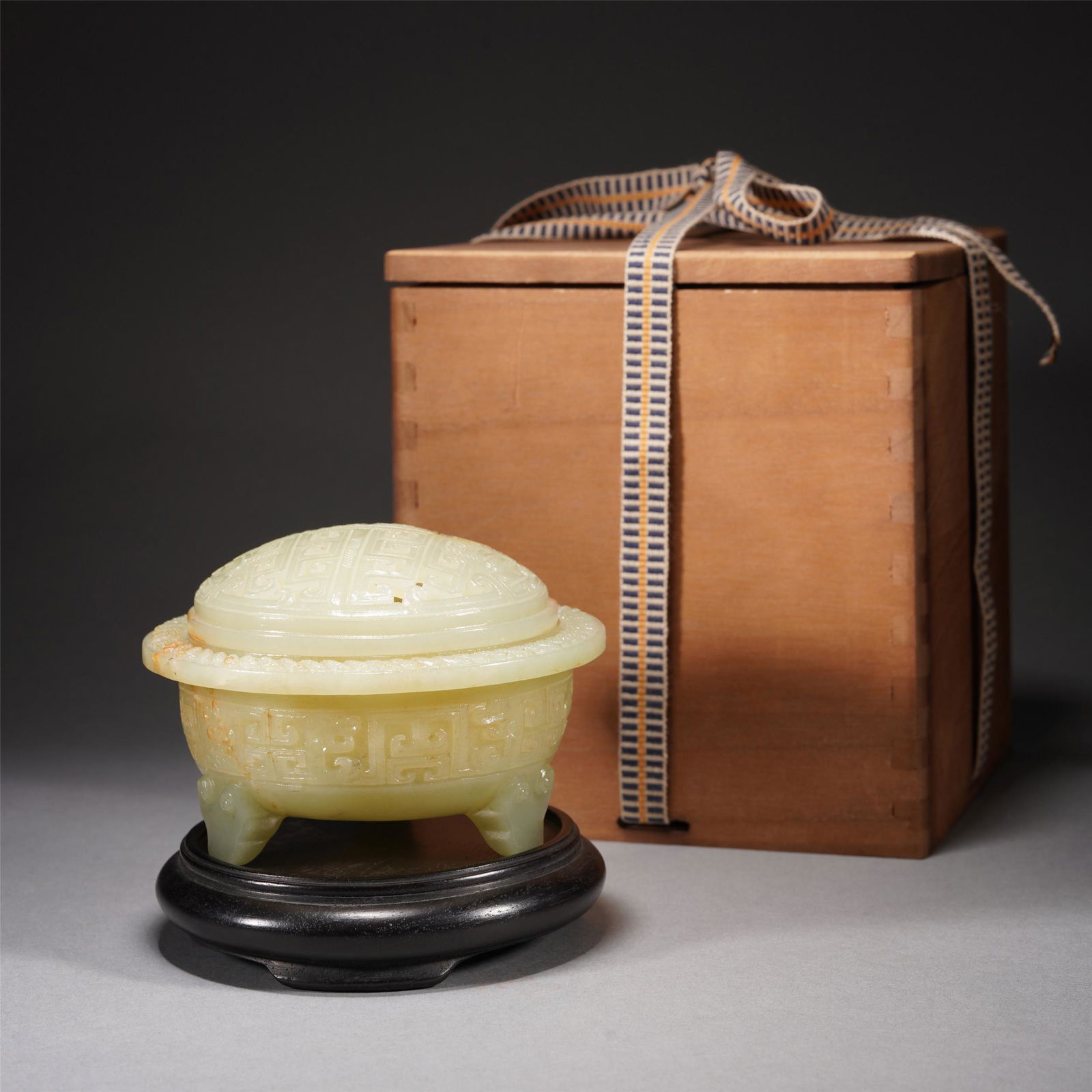 A CHINESE JADE CARVED INCENSE BURNER (1 of 13)